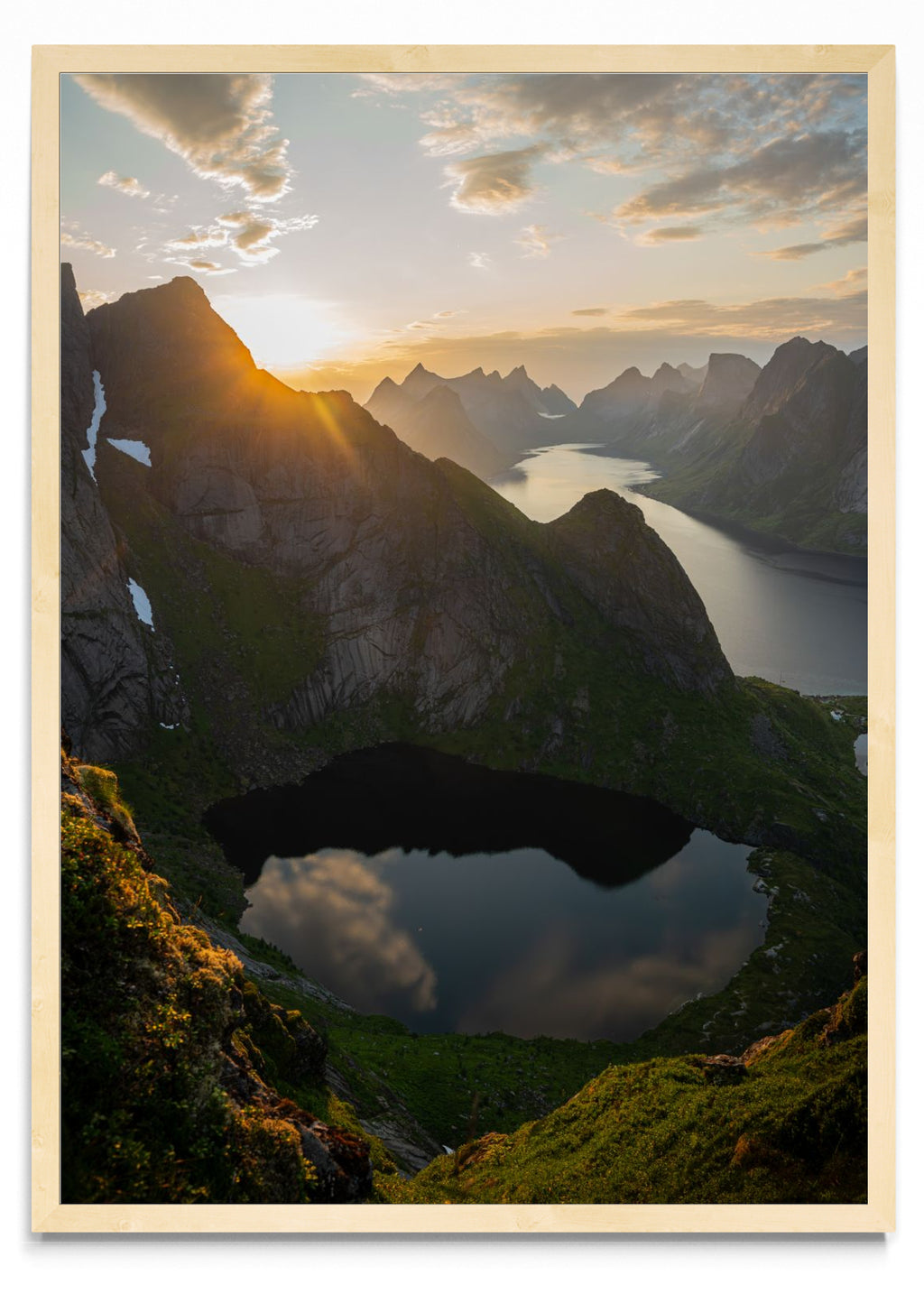 Sol de medianoche en Reine, Lofoten, Noruega. - Retrato MC