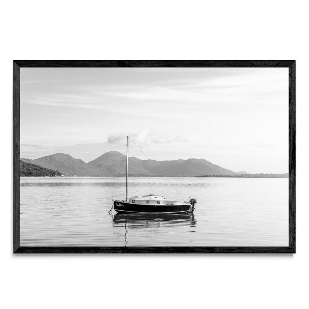Un barco no por do sol em preto e blanco - FotoH N