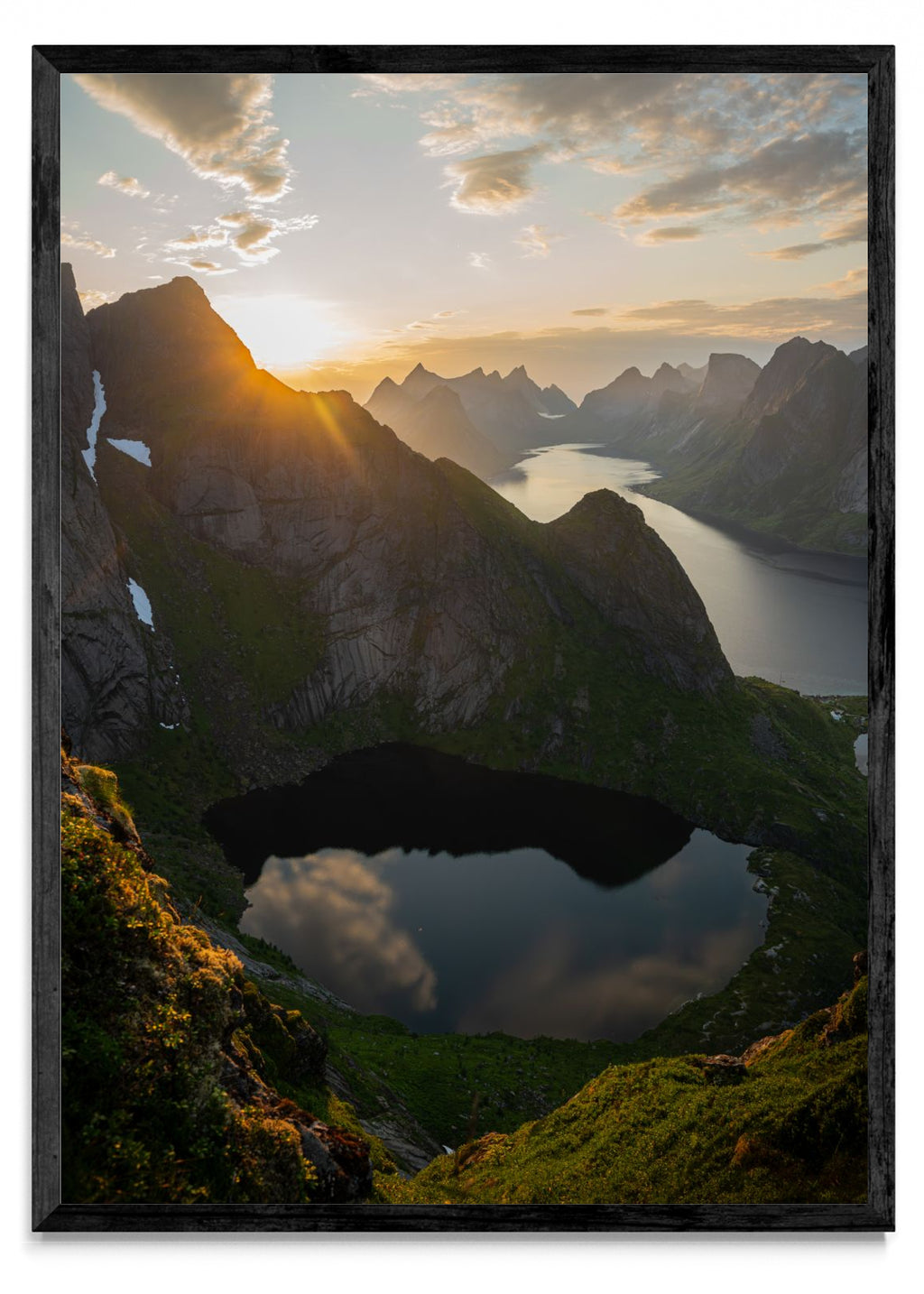 Sol de medianoche en Reine, Lofoten, Noruega. - Retrato N