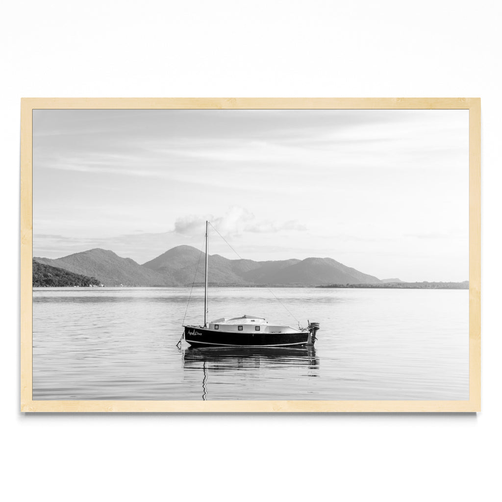 Un barco no por do sol em preto e blanco - FotoH MC