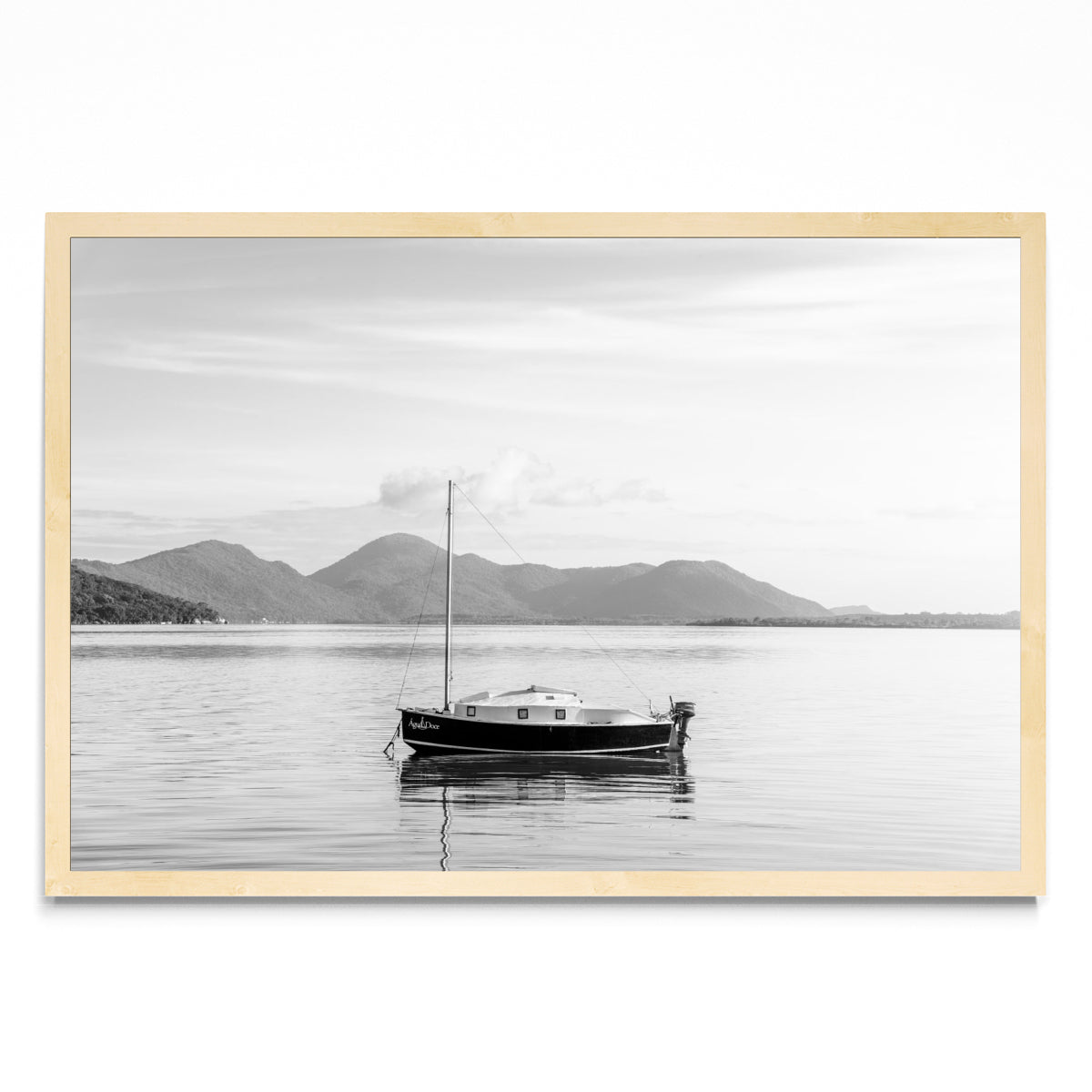 Un barco no por do sol em preto e blanco - FotoH MC