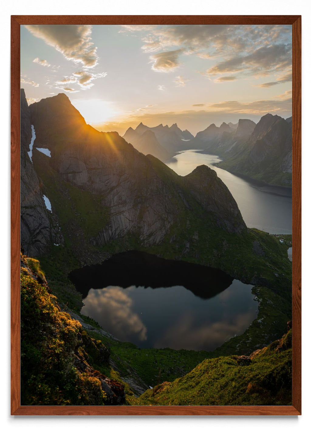 Sol de medianoche en Reine, Lofoten, Noruega. - Retrato MO