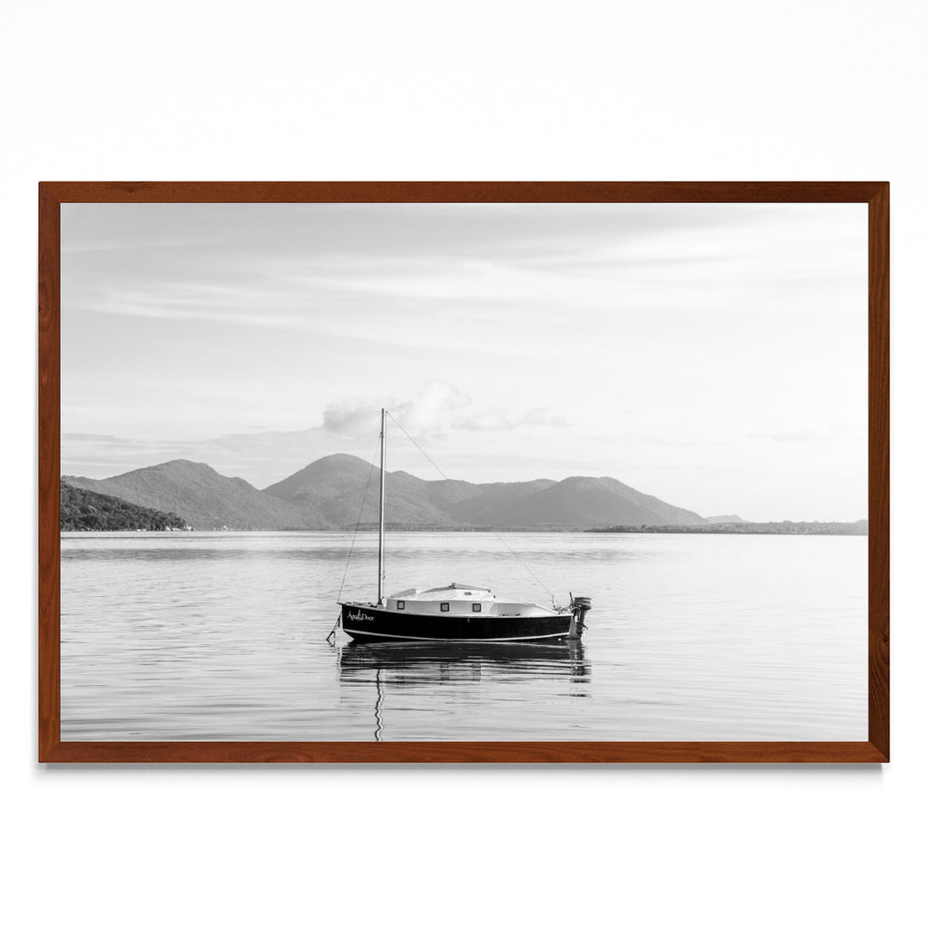 Un barco no por do sol em preto e blanco - FotoH MO