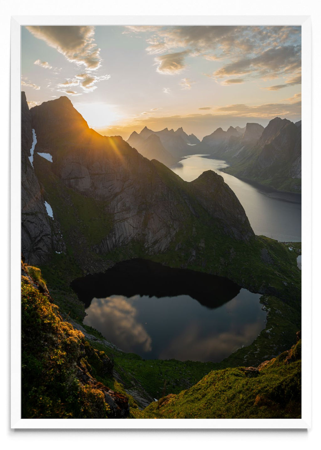 Sol de medianoche en Reine, Lofoten, Noruega. - Retrato BL