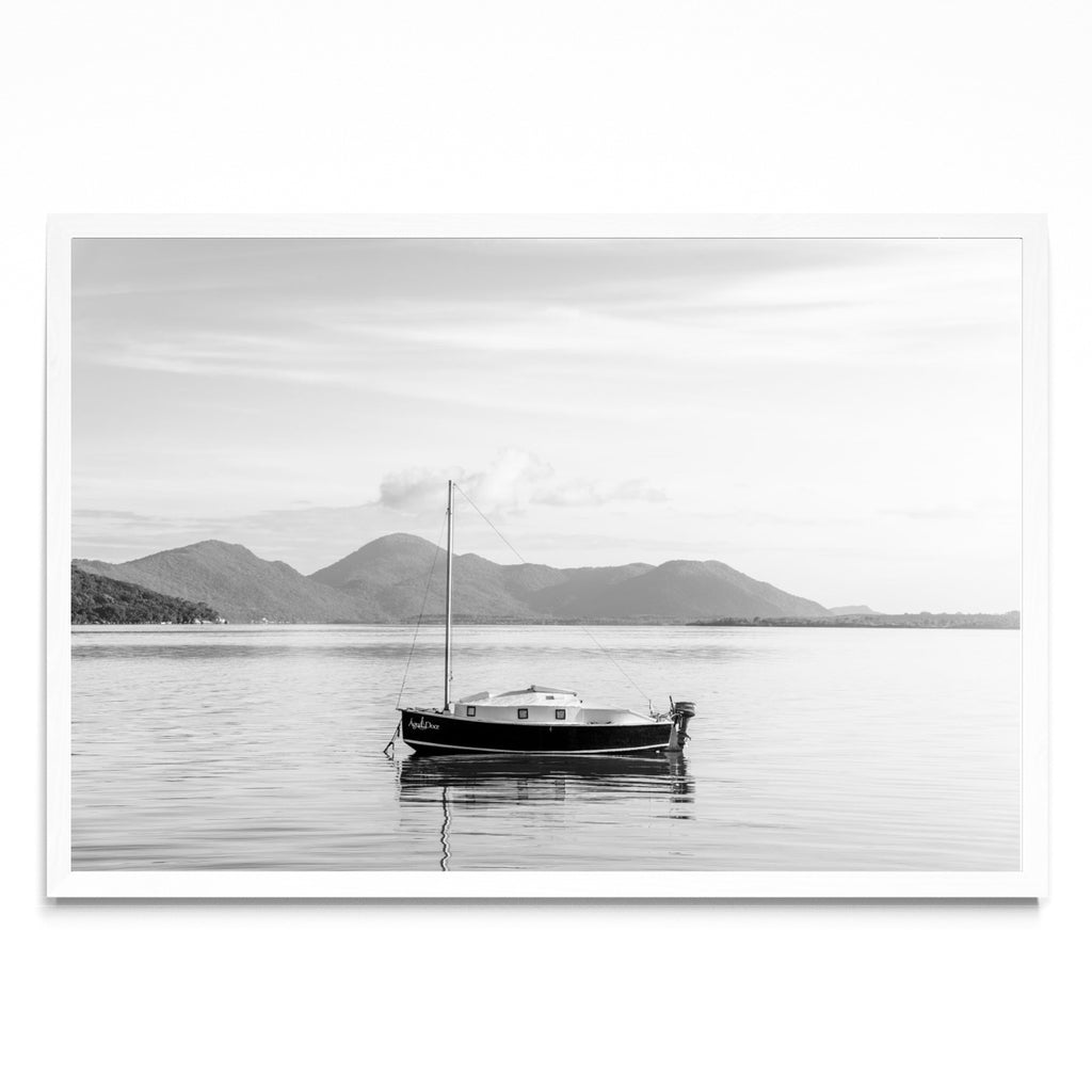 Un barco no por do sol em preto e blanco - FotoH BL
