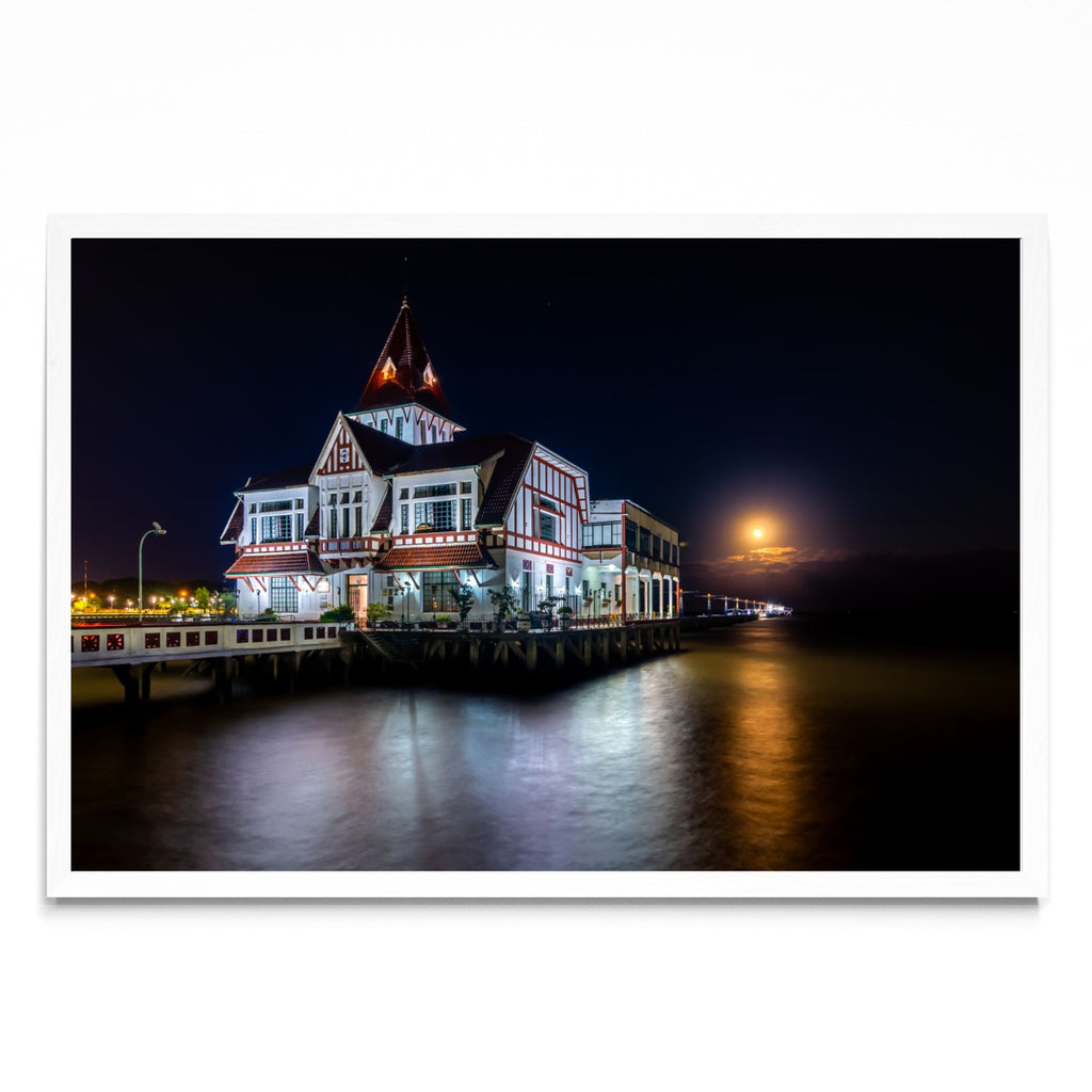 Luna saliendo sobre el muelle de pescadores - FotoH BL