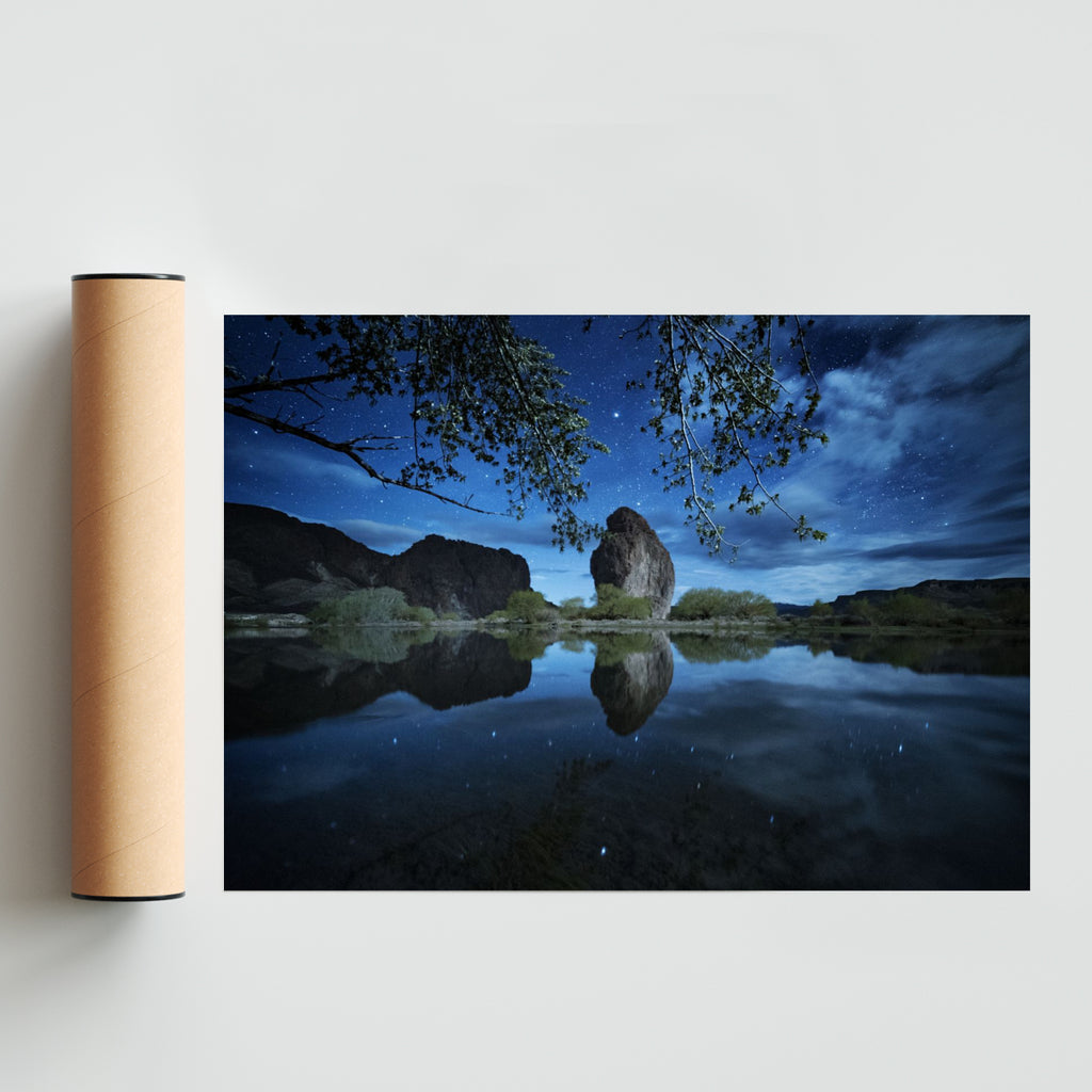 Piedra Parada iluminada por la luna y las estrellas - Paisaje Solo print