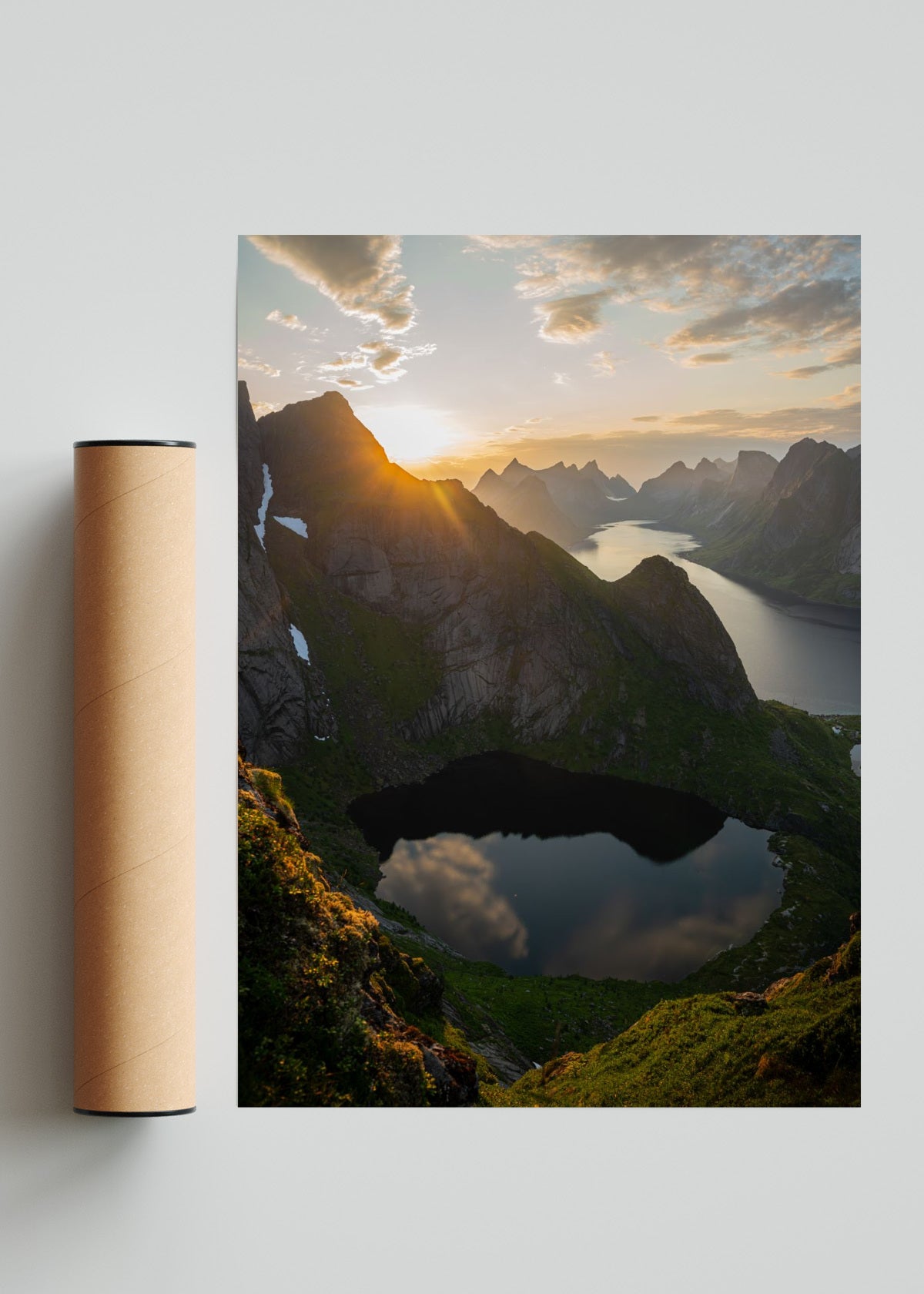 Sol de medianoche en Reine, Lofoten, Noruega. - Retrato solo print