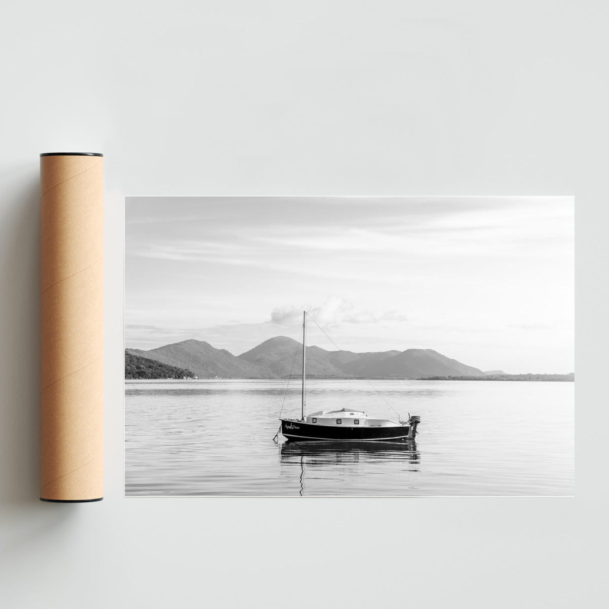 Un barco no por do sol em preto e blanco - FotoH solo print