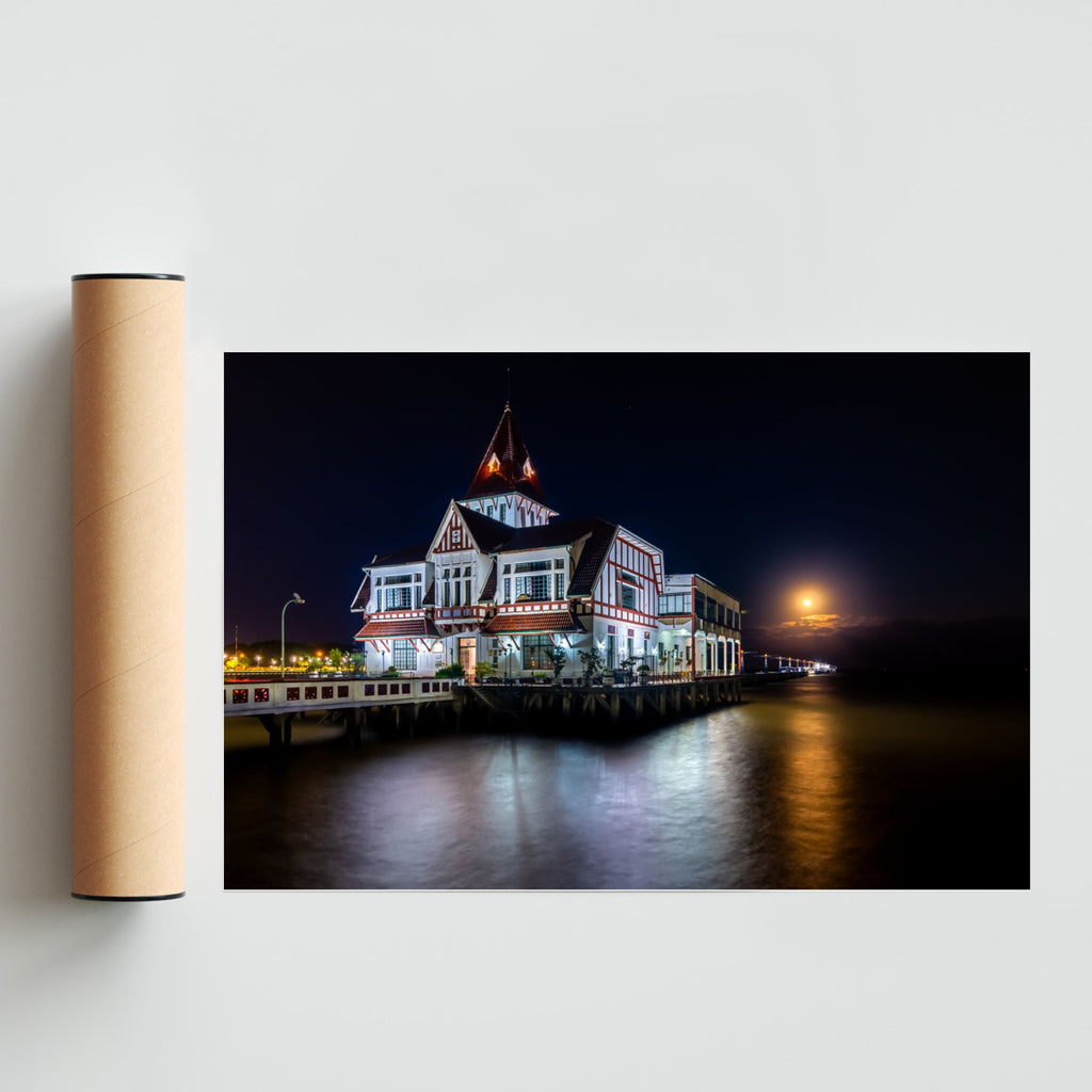 Luna saliendo sobre el muelle de pescadores - FotoH solo print