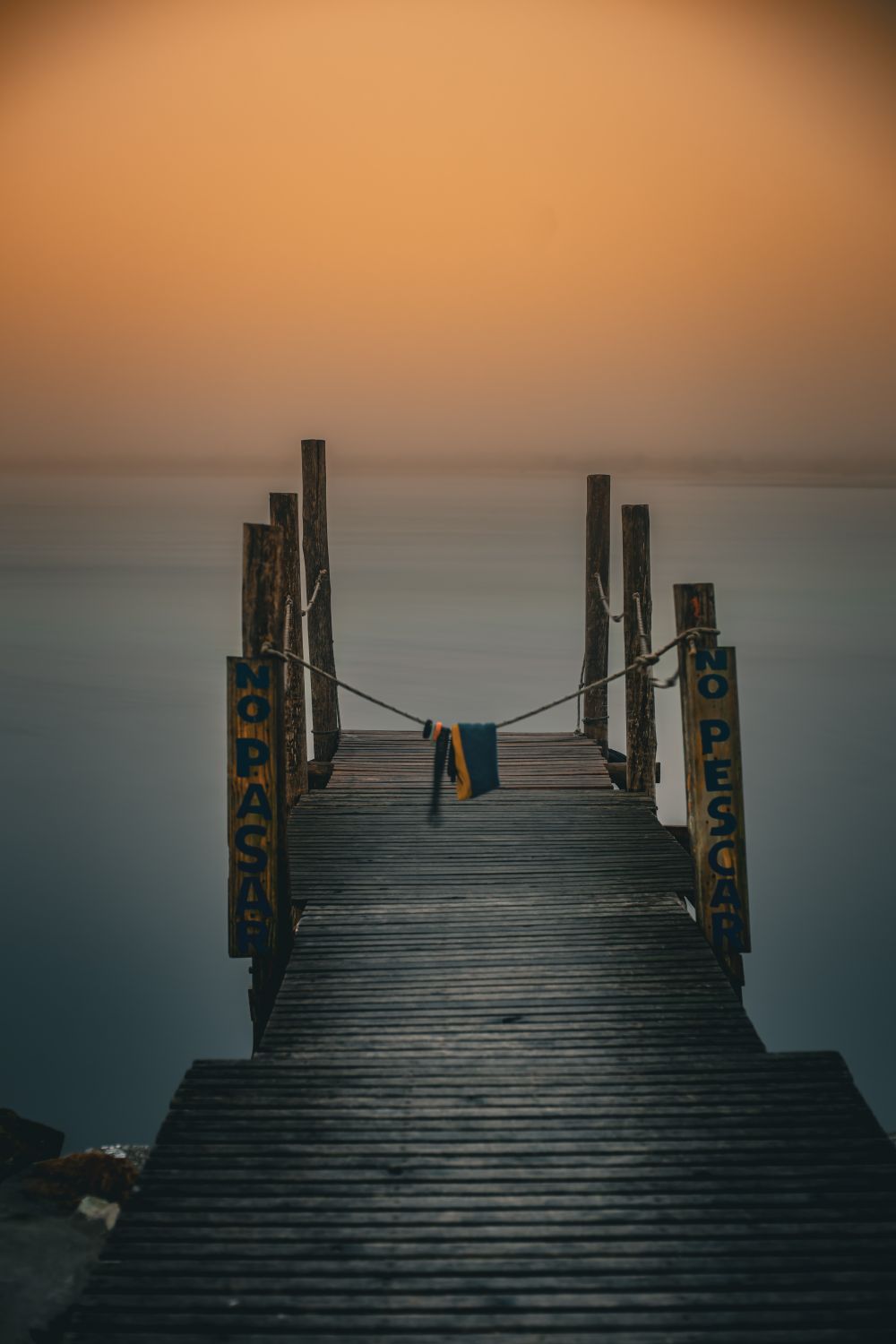 Muelle en la niebla