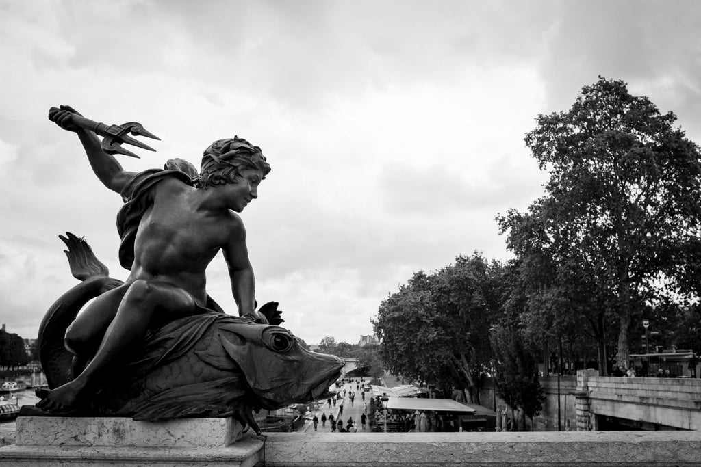 Estatua de un puente de París