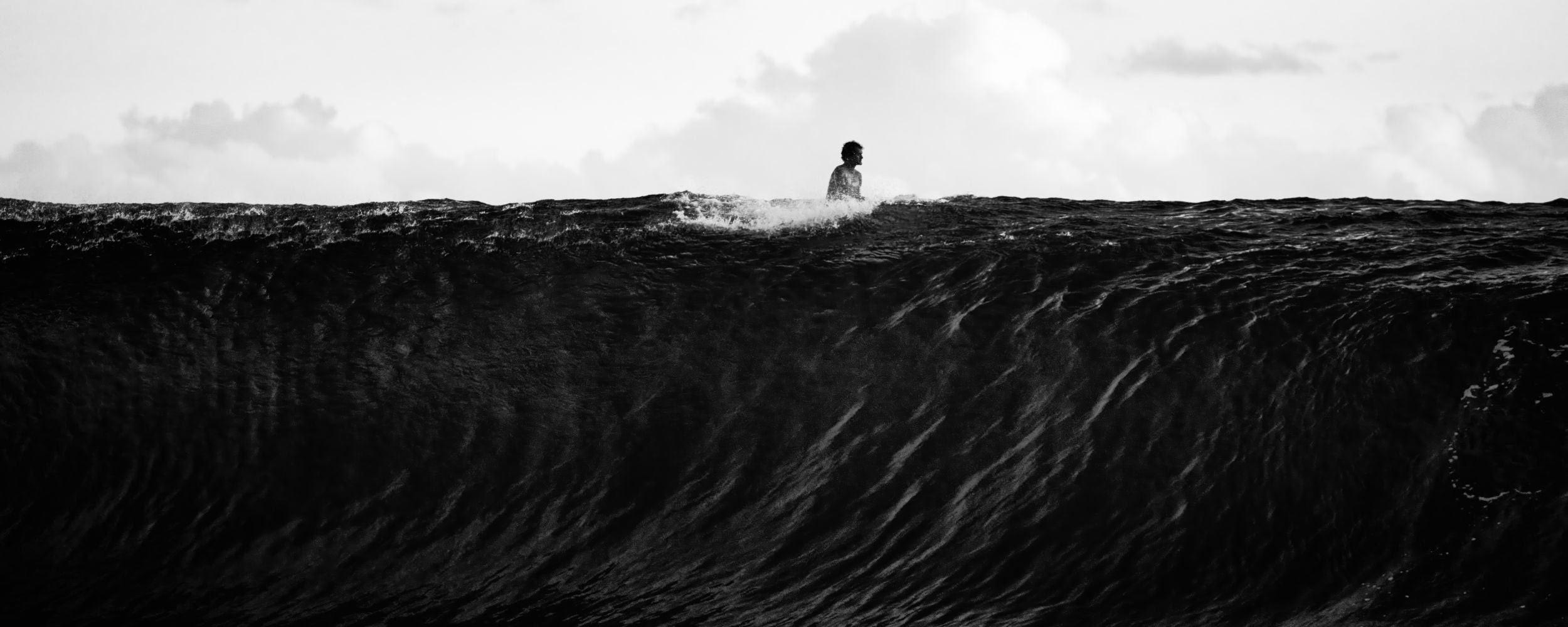 Surfer en la cresta