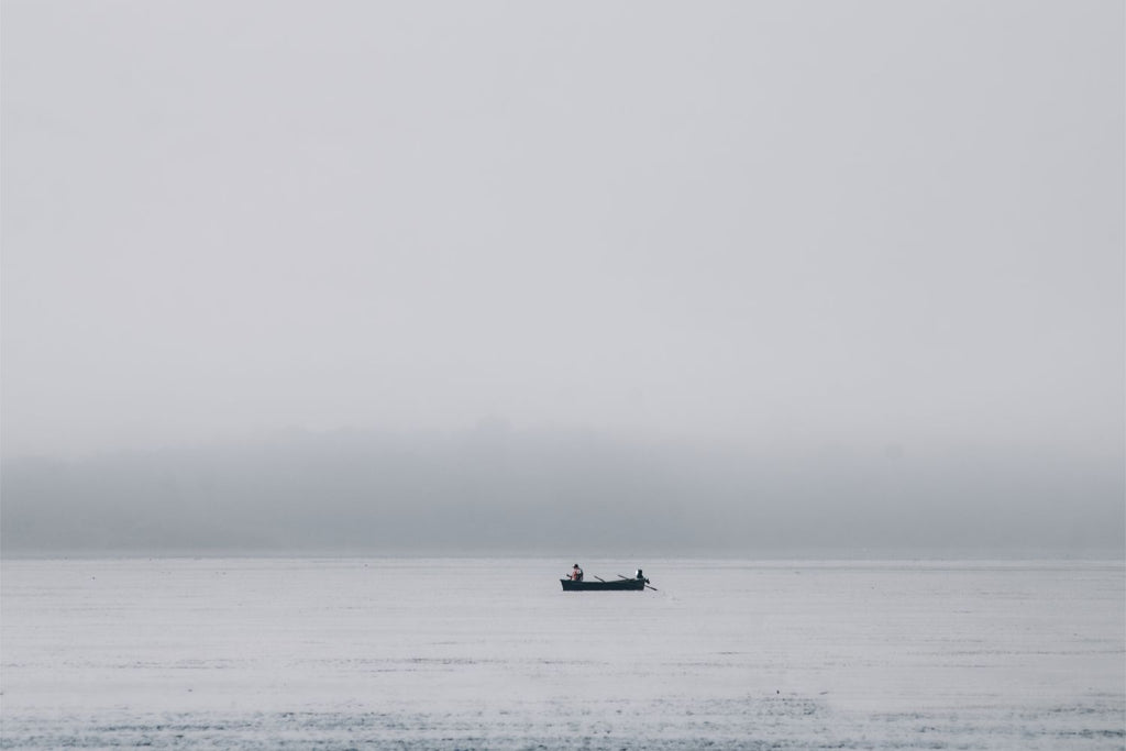 Pescador entre la niebla