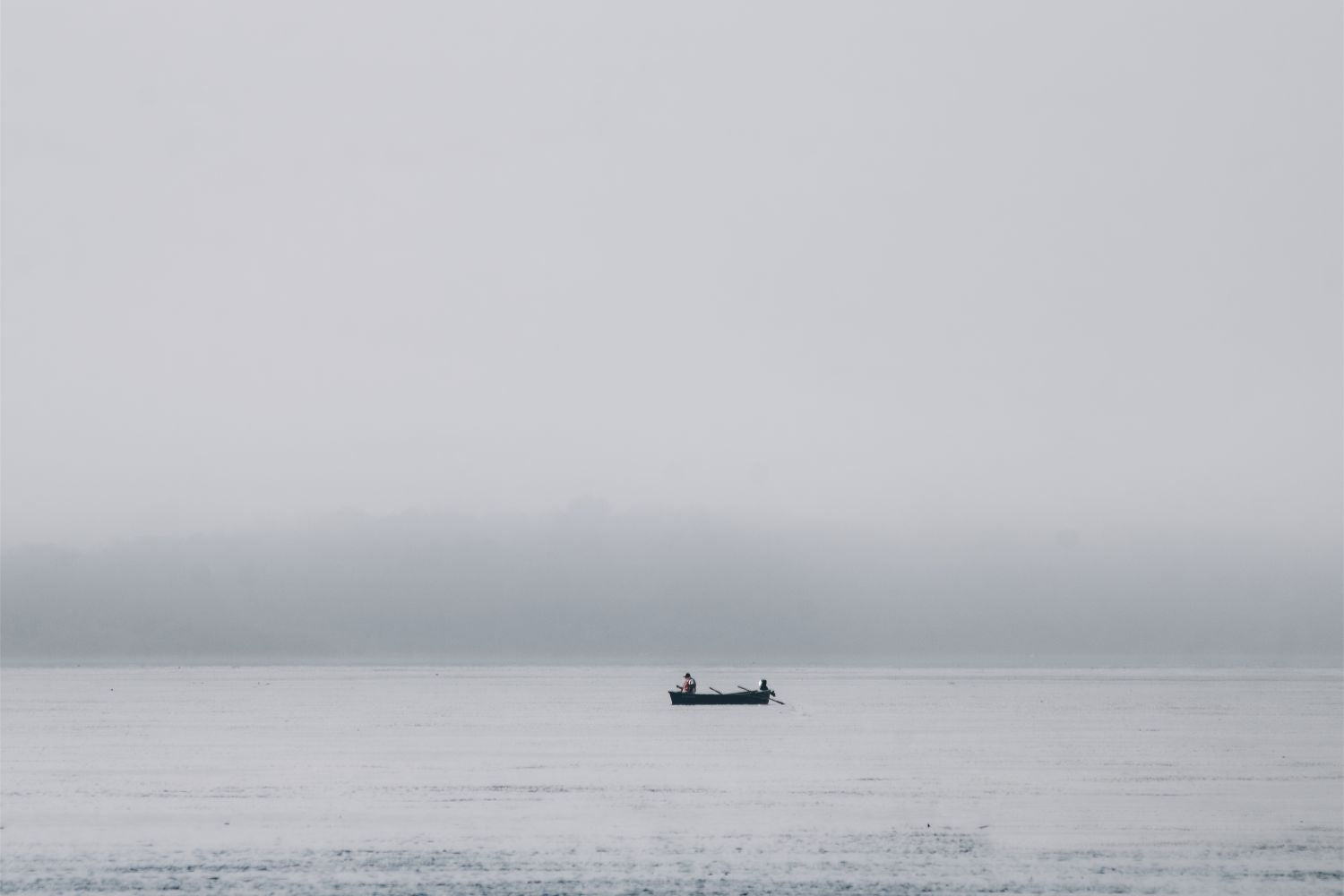 Pescador entre la niebla