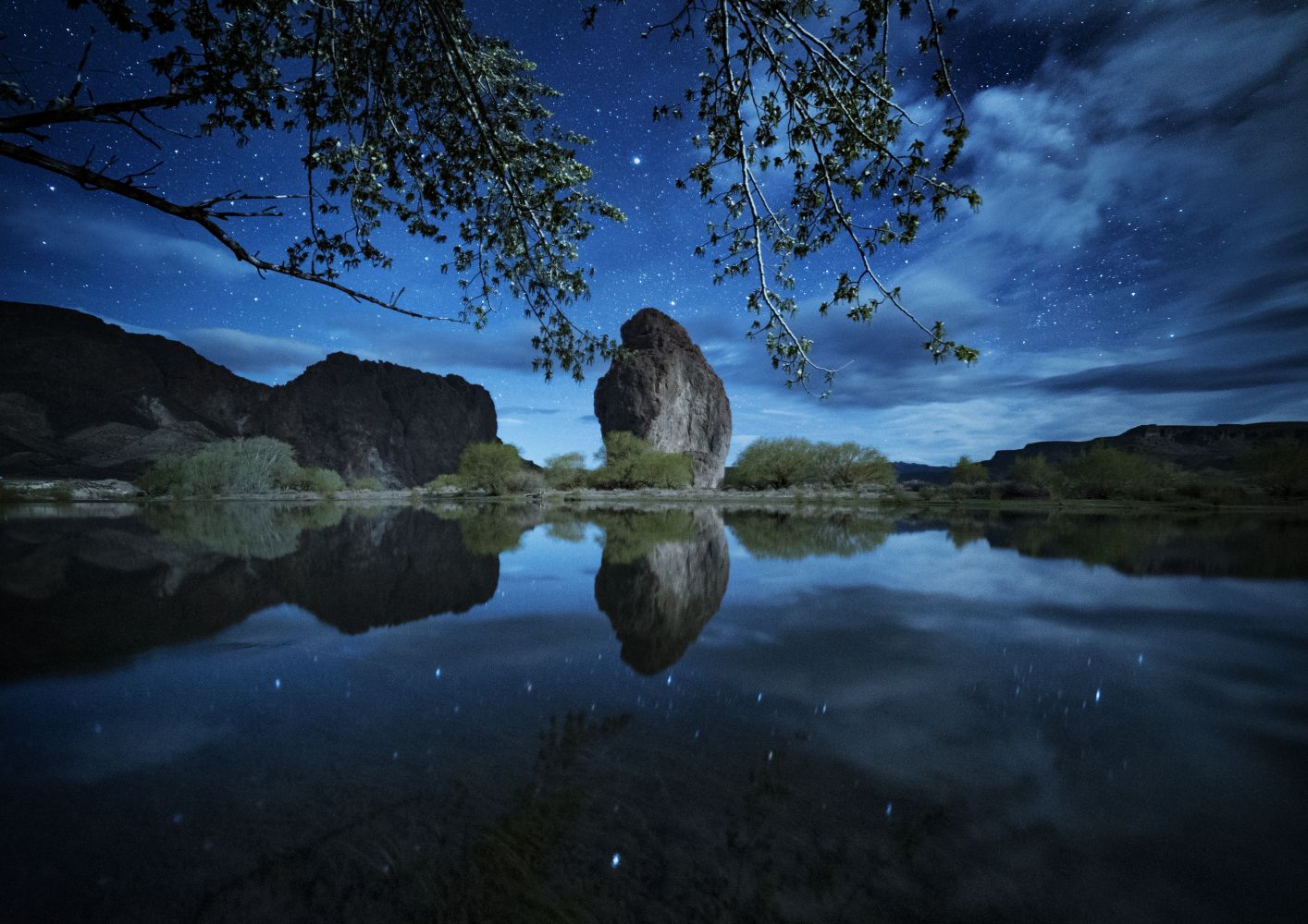 Piedra Parada iluminada por la luna y las estrellas