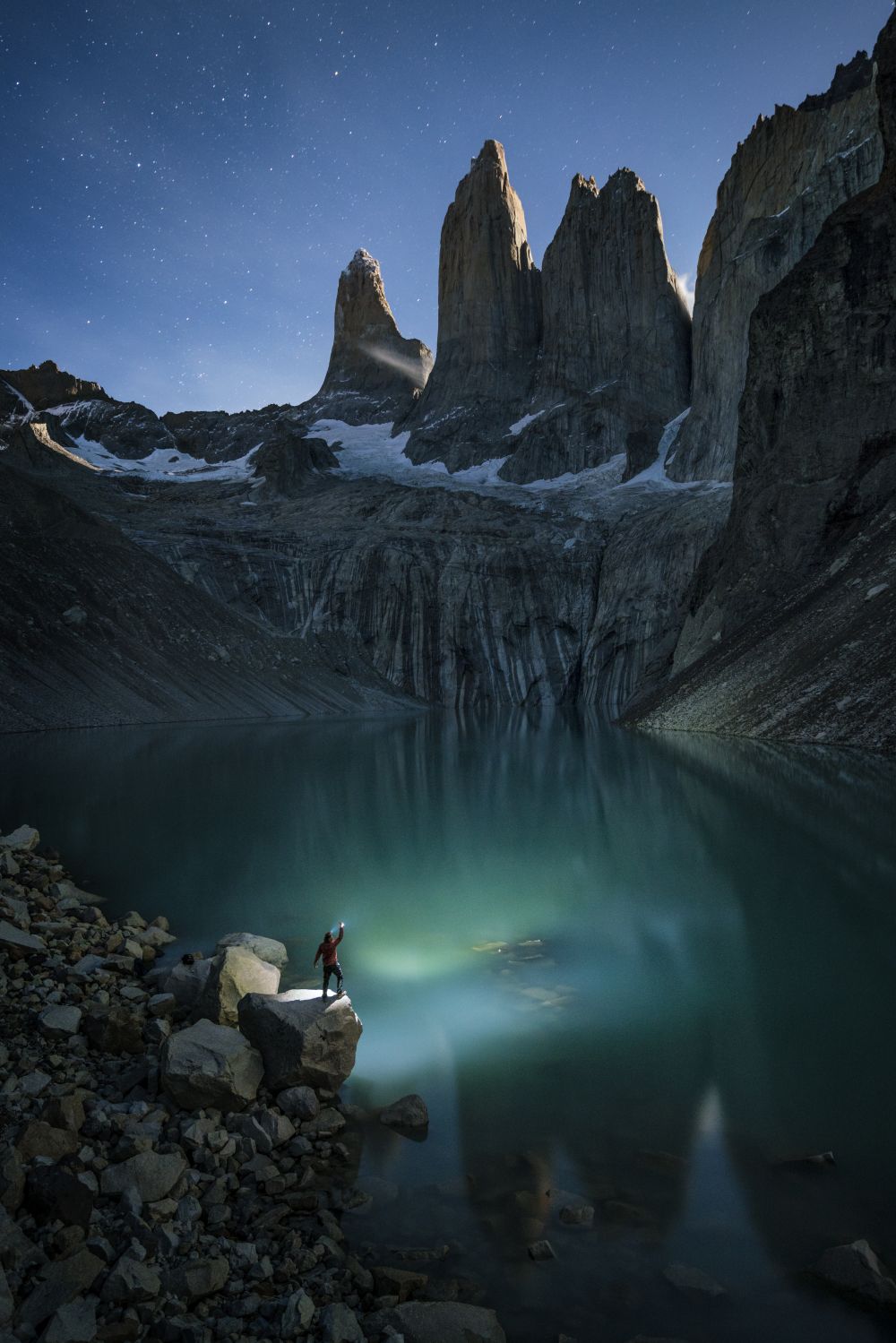 Contra luz de luna llena en Torres del Paine