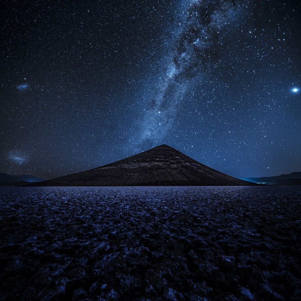 Cono de Arita Iluminado por la via láctea
