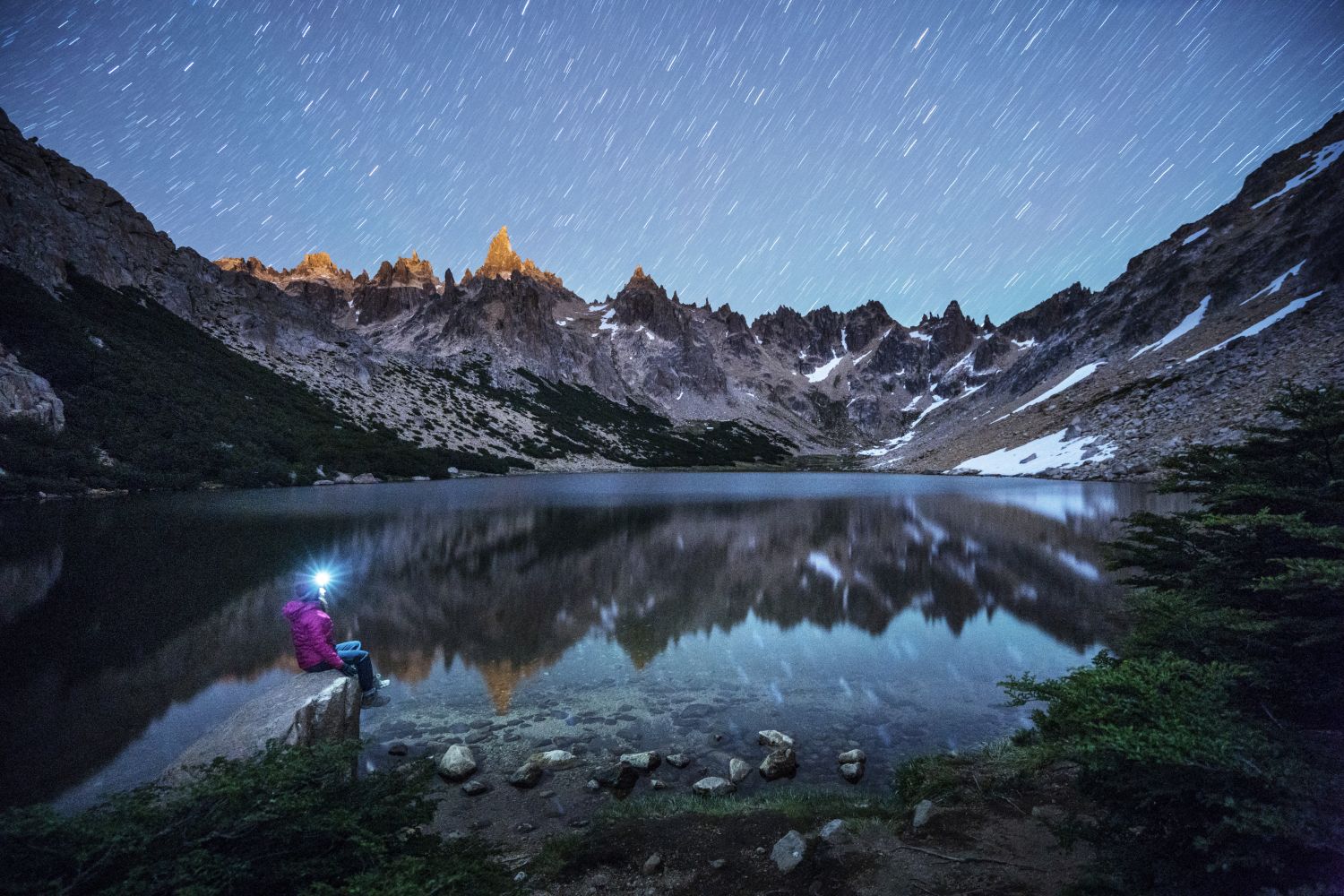 Las montañas despiertas de noche