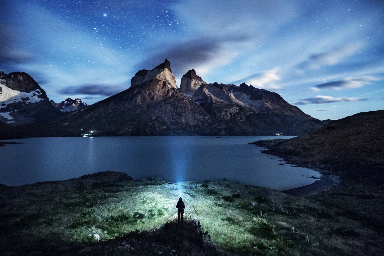 La luz de la luna iluminando las Torres