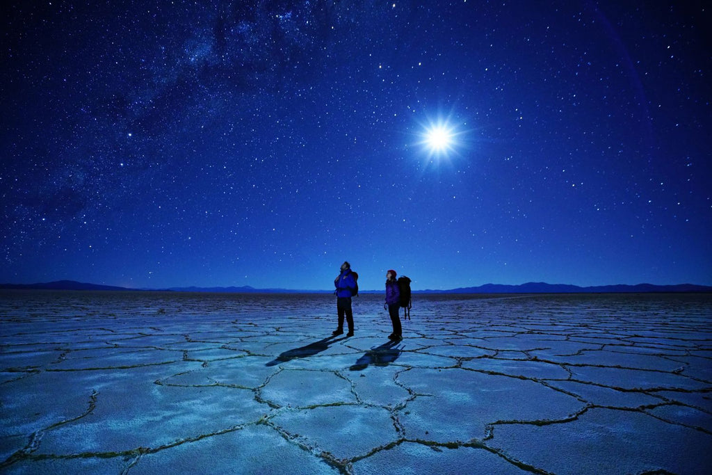 Puesta de Luna en el salar