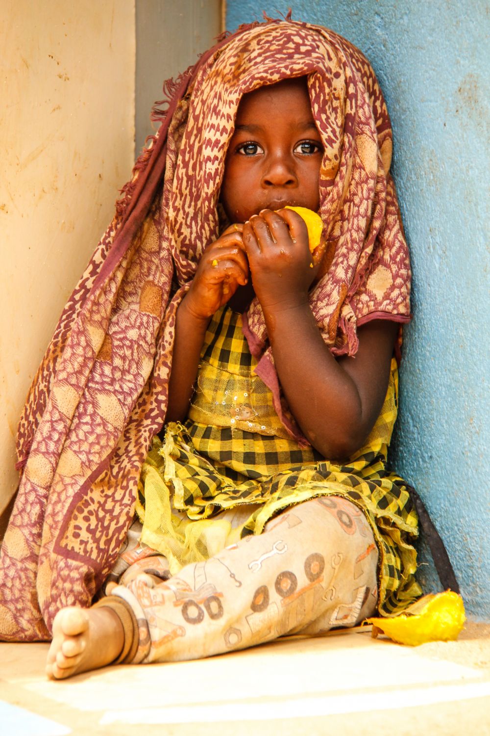 Niño comiendo mango