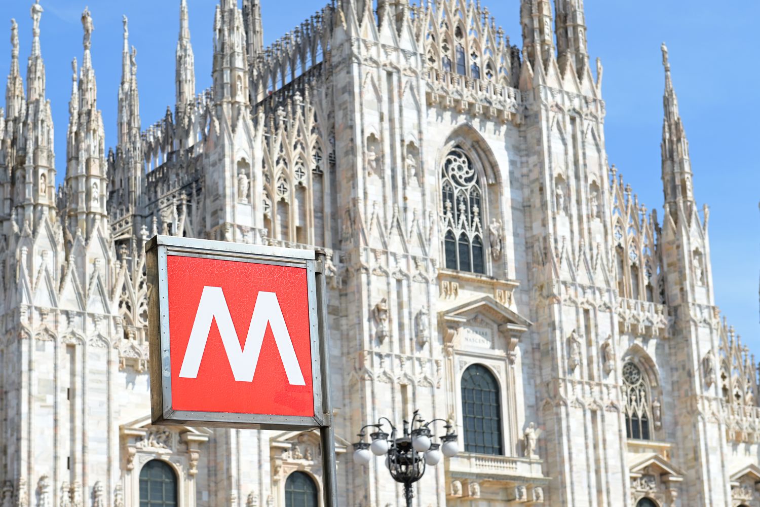 Cartel de metropolitana en la catedral de Milan
