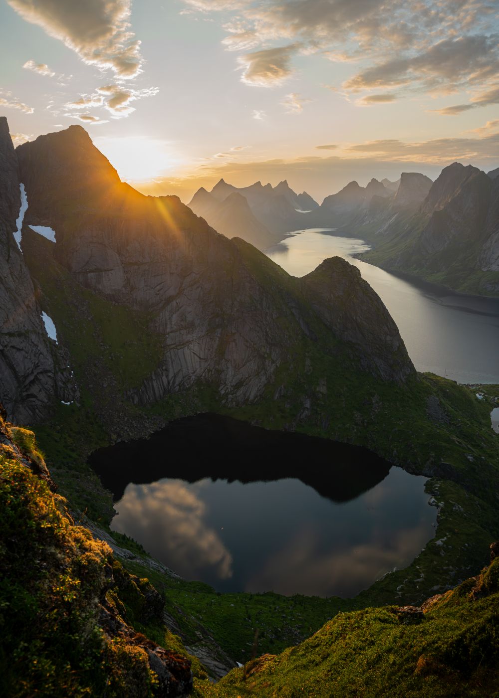 Sol de medianoche en Reine, Lofoten, Noruega.