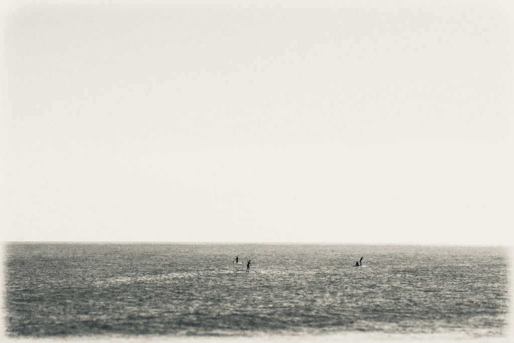 Parados en el mar