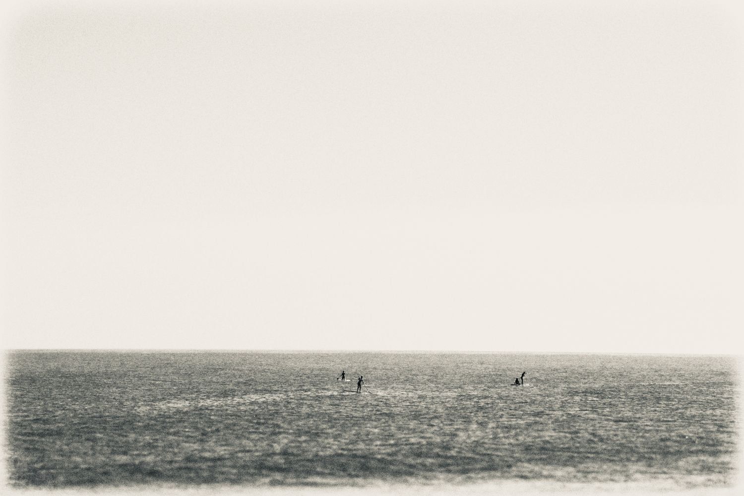 Parados en el mar