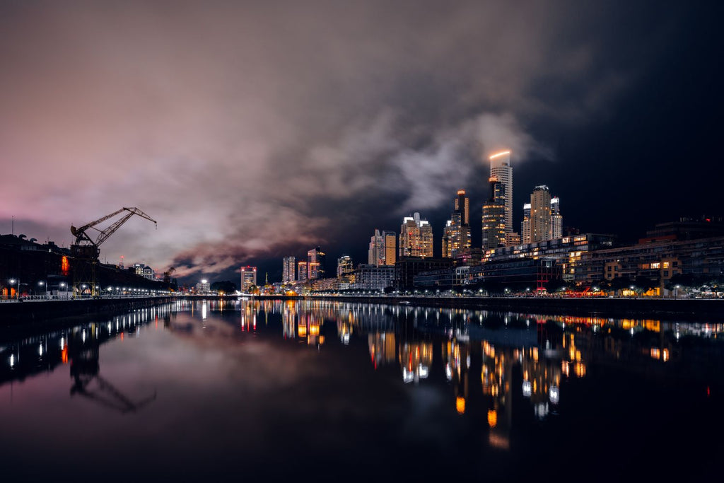 Noche de nubes bajas en Puerto Madero