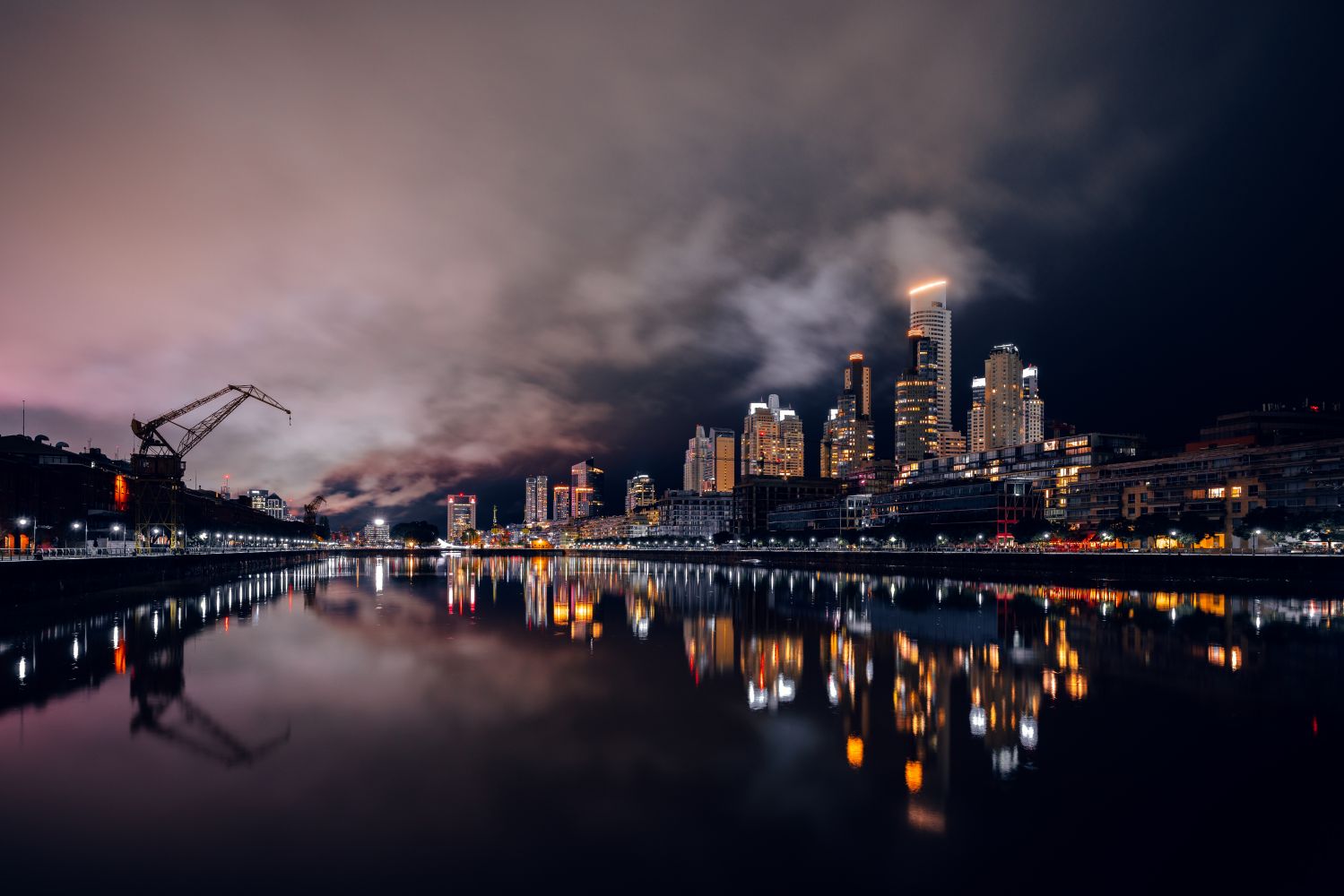 Noche de nubes bajas en Puerto Madero