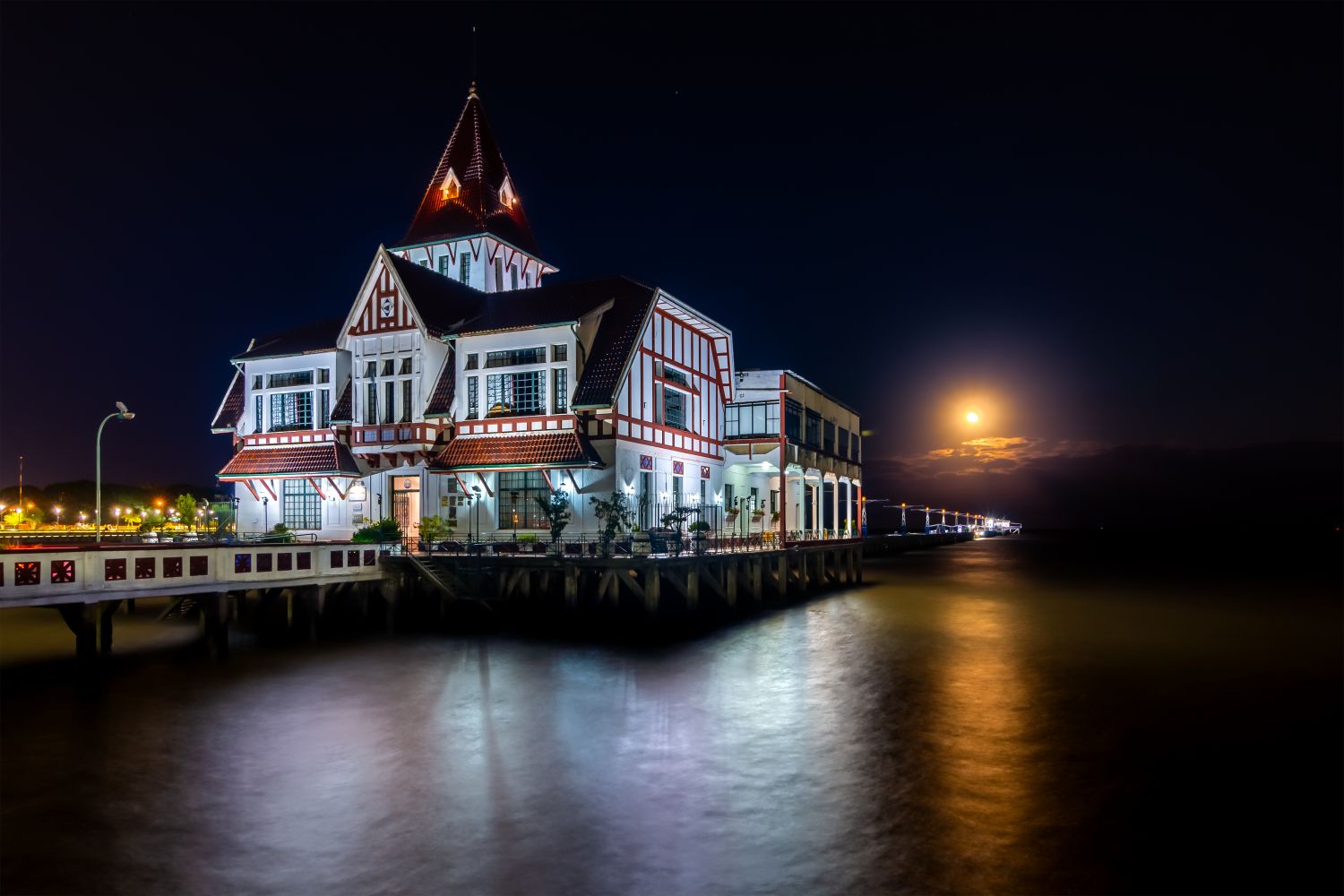 Luna saliendo sobre el muelle de pescadores