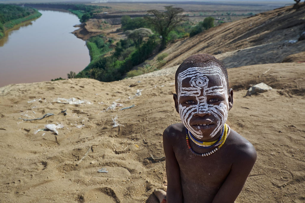 Niño de tribu de Ethiopia