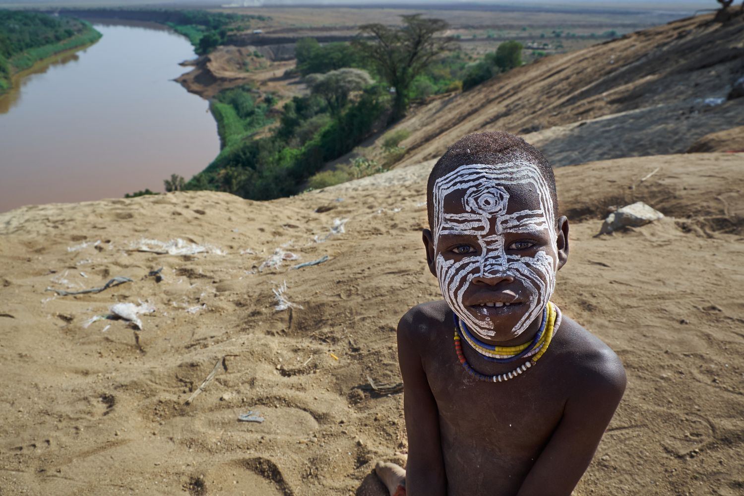 Niño de tribu de Ethiopia