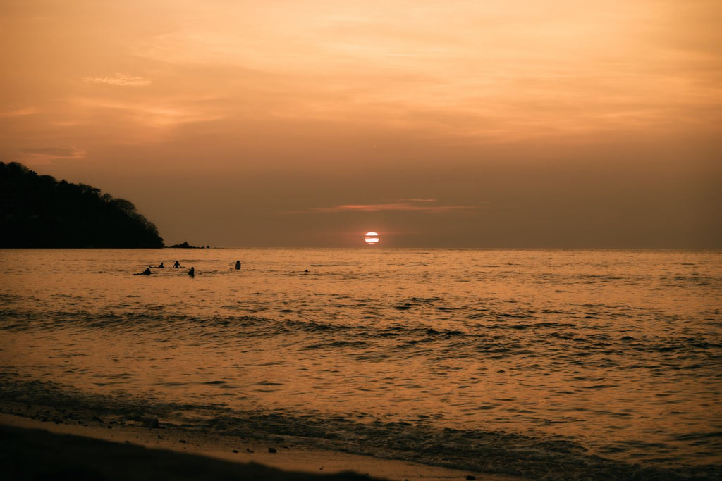 Fin de tarde. Sunset Surfing en Nayarit, México.